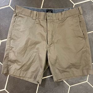 Mens JCREW 7” stretch chino shorts in Aircraft Surplus color.